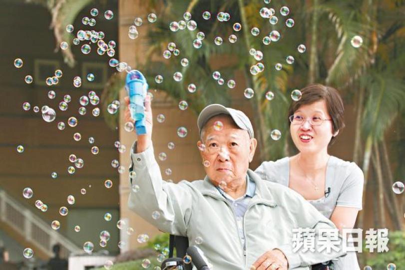 ■95歲父親患有腦退化,Lisa初時無法接受,後漸漸釋懷。李家皓攝 ■95歲父親患有腦退化,Lisa初時無法接受,後漸漸釋懷。李家皓攝