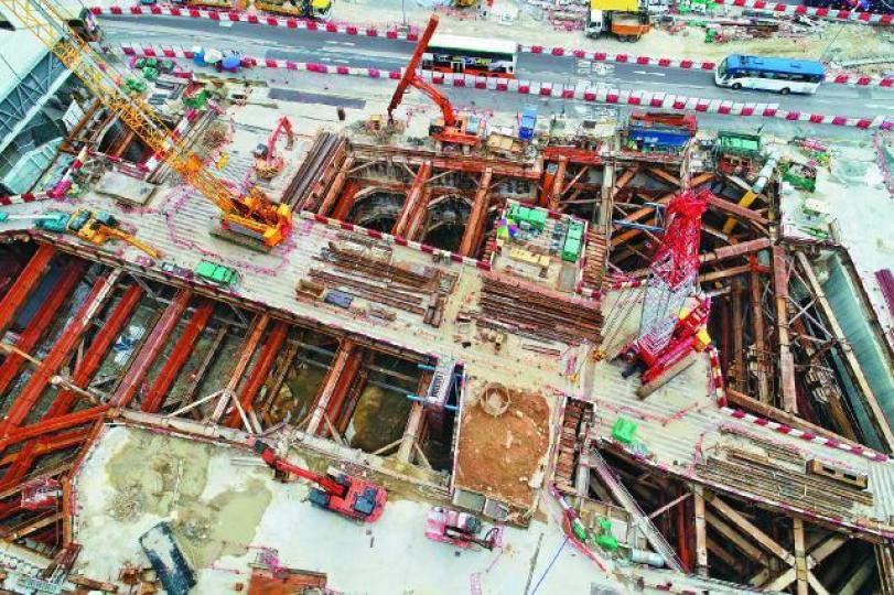 ■沙中綫會展站承建商疑「偷雞」少放支撐架,遭港鐵勒令暫停挖掘工序。■有工人昨仍在會展站地盤內工作。謝榮耀攝 ■沙中綫會展站承建商疑「偷雞」少放支撐架,遭港鐵勒令暫停挖掘工序。■有工人昨仍在會展站地盤內工作。謝榮耀攝