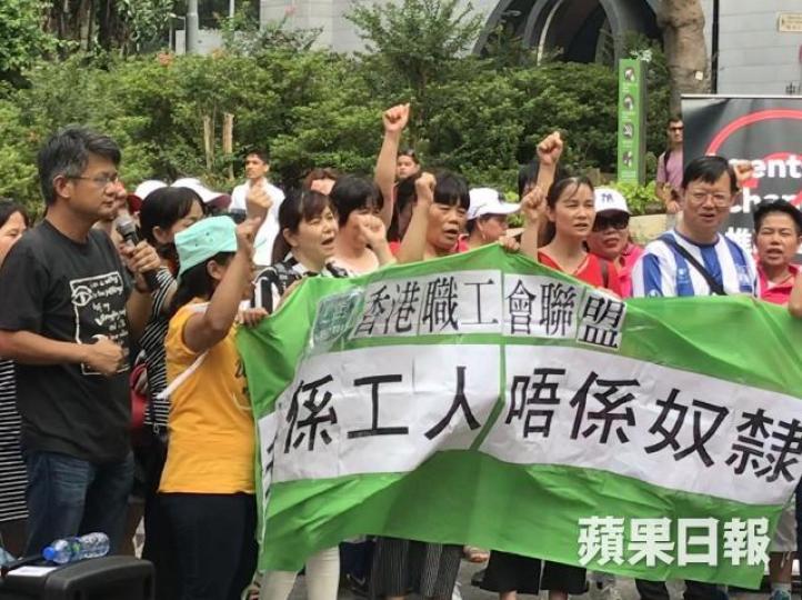 ■內地外勞撐場爭取勞工權益。鄧溢禧攝 ■內地外勞撐場爭取勞工權益。鄧溢禧攝