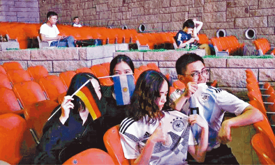 ■深圳大學校園，有情侶一起睇波。