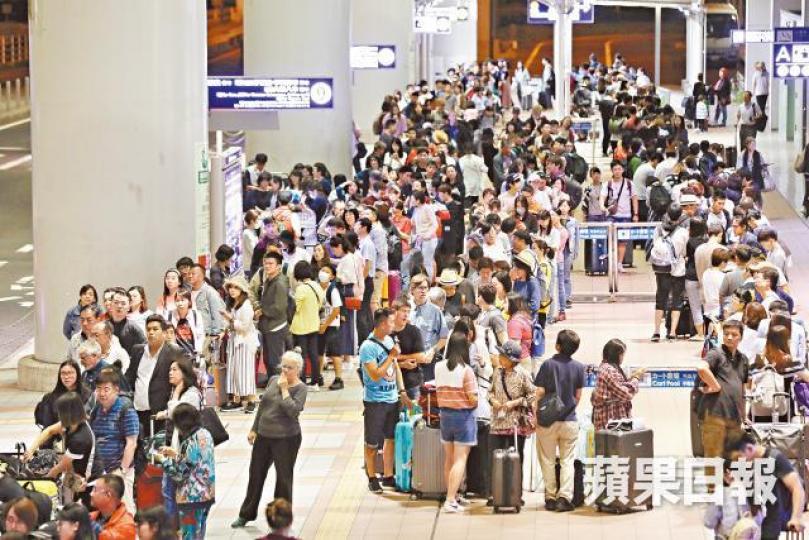 ■大阪關西國際機場有大量欲乘巴士往京都的乘客,大排長龍。謝榮耀攝■港人鄧先生與女友指出發往京都前已下載防災App,未有考慮改變行程。■大阪便利店內食物被搶購一半。受訪者提供圖片■左起:衛志豪、金剛、小儀及傅嘉莉身處大阪準備拍攝節目,在社交網報平安。小儀ig圖片 ■大阪關西國際機場有大量欲乘巴士往京都的乘客,大排長龍。謝榮耀攝■港人鄧先生與女友指出發往京都前已下載防災App,未有考慮改變行程。■大阪便利店內食物被搶購一半。受訪者提供圖片■左起:衛志豪、金剛、小儀及傅嘉莉身處大阪準備拍攝節目,在社交網報平安。小儀ig圖片