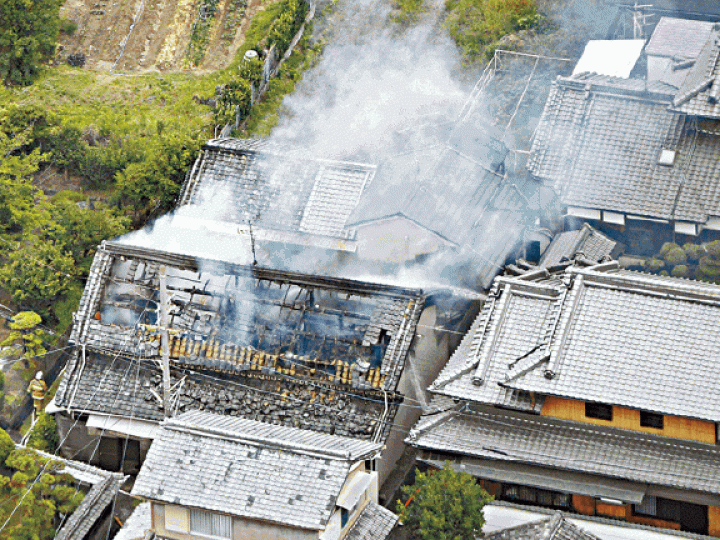 ■高槻市一幢住宅燒通頂。 ■高槻市一幢住宅燒通頂。