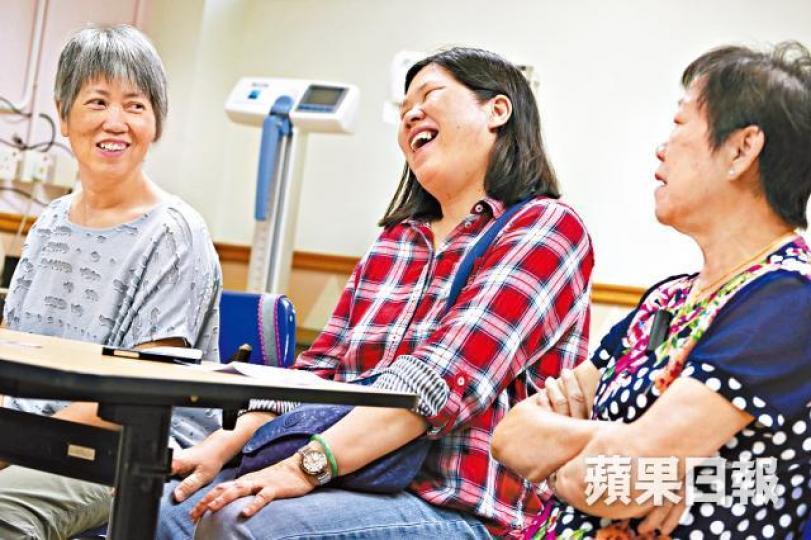 ■Dora(左)指言語組織有進步了,而Shirley(中)就變得開心。圖右為Shirley媽媽。 ■Dora(左)指言語組織有進步了,而Shirley(中)就變得開心。圖右為Shirley媽媽。