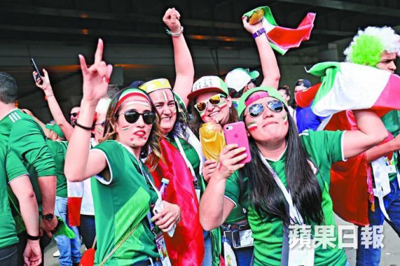 ■墨國球迷於莫斯科街頭慶祝愛隊獲勝，舉手投足都散發興奮之情。■夏榮羅辛奴（綠衫）在對陣德國的比賽中射入全場唯一入球，成為墨西哥贏波英雄。美聯社■德國球迷賽後難掩失望之情。路透社■綠海中不難見到戴上墨西哥特色帽子Sombrero的球迷。