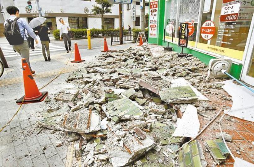 ■大阪發生6.1級地震後,街上到處可見石屎瓦礫。美聯社 ■大阪發生6.1級地震後,街上到處可見石屎瓦礫。美聯社