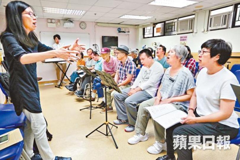 ■音樂治療使用現場音樂,配合病人能力調節歌曲快慢,增加病人成功感。何頴賢攝 ■音樂治療使用現場音樂,配合病人能力調節歌曲快慢,增加病人成功感。何頴賢攝