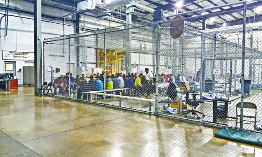 ■人蛇被分類後關禁在巨型鐵絲網籠子內。美聯社■被逮住的非法入境者前日在德州一處邊防警衞隊設施等候受查。美聯社■被拘禁的兒童披太空氈睡在地墊上。美聯社 ■人蛇被分類後關禁在巨型鐵絲網籠子內。美聯社■被逮住的非法入境者前日在德州一處邊防警衞隊設施等候受查。美聯社■被拘禁的兒童披太空氈睡在地墊上。美聯社