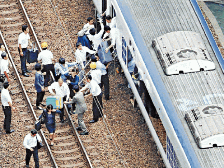 ■昨地震後乘客在職員協助下,從一架停駛列車下車,循路軌步行離開。 路透社 ■昨地震後乘客在職員協助下,從一架停駛列車下車,循路軌步行離開。 路透社
