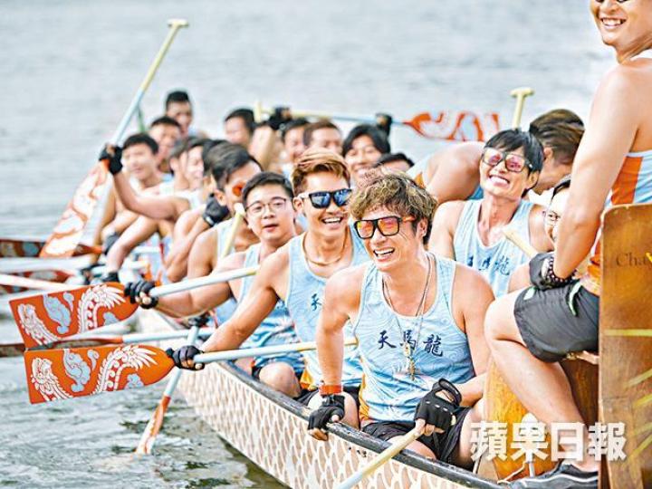 ■吳鎮宇、胡子彤、黃德斌等在戲中扒龍舟。■奧祖亞激似吳鎮宇,因而被稱為「墨西哥Sam哥」。路透社■鎮宇笑說會支持奧祖亞,因為覺得有親切感。■余香凝負責擊鼓,帶領龍舟的節奏。 ■吳鎮宇、胡子彤、黃德斌等在戲中扒龍舟。■奧祖亞激似吳鎮宇,因而被稱為「墨西哥Sam哥」。路透社■鎮宇笑說會支持奧祖亞,因為覺得有親切感。■余香凝負責擊鼓,帶領龍舟的節奏。