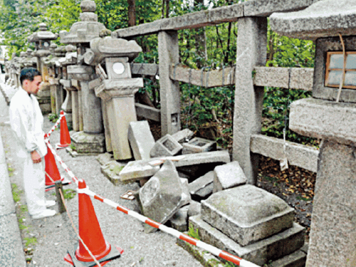 【八幡宮】■座落在八幡市的石清水八幡宮,文物石燈籠倒地。互聯網【待庵】■國寶茶室「待庵」(上圖)外牆現裂縫(左圖箭嘴示)。【東大寺】■多聞天王像(右圖)的裝飾掉落地上(上圖)。【西本願寺】■土製圍牆約20塊瓦片剝落。互聯網 【八幡宮】■座落在八幡市的石清水八幡宮,文物石燈籠倒地。互聯網【待庵】■國寶茶室「待庵」(上圖)外牆現裂縫(左圖箭嘴示)。【東大寺】■多聞天王像(右圖)的裝飾掉落地上(上圖)。【西本願寺】■土製圍牆約20塊瓦片剝落。互聯網