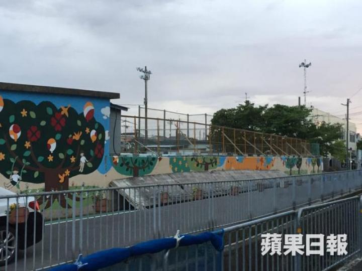 ■高槻市立壽榮小學塌牆壓死女童。廖梓霖攝 ■高槻市立壽榮小學塌牆壓死女童。廖梓霖攝