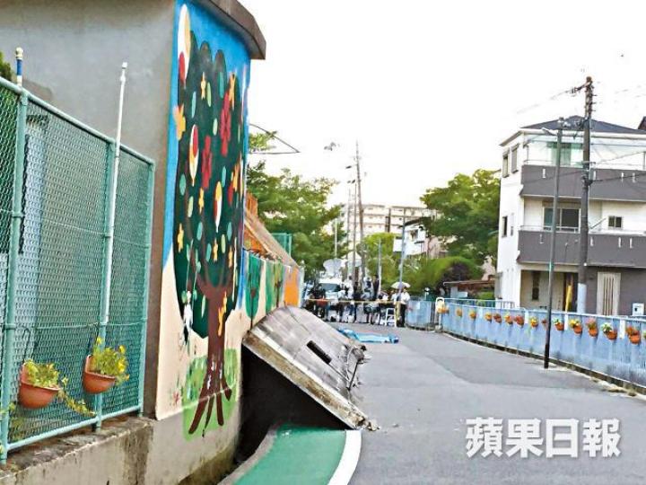 ■高槻市立壽榮小學泳池一幅圍牆於地震期間塌下,一名9歲女生被壓死。廖梓霖攝■警員事後封鎖意外現場一帶調查。 ■高槻市立壽榮小學泳池一幅圍牆於地震期間塌下,一名9歲女生被壓死。廖梓霖攝■警員事後封鎖意外現場一帶調查。