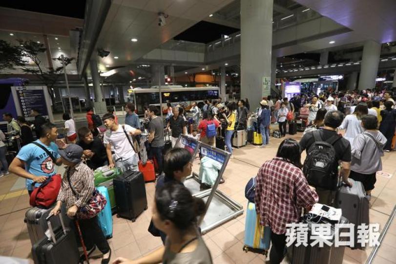 ■大阪機場擠滿等候巴士的旅客。謝榮耀攝 ■大阪機場擠滿等候巴士的旅客。謝榮耀攝