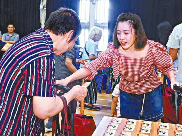 ■甘比前日到深水埗派糭行善。■前日所派的糭上有鮑魚和瑤柱,十足一隻富貴糭。■大劉病癒後,由甘比親自打理「劉鑾雄慈善基金會」。資料圖片■活動未開始,工作人員一早到場作出準備。■為方便長者買餸,大劉訂製了特別設計的購物車,前日由甘比送給長者。 ■甘比前日到深水埗派糭行善。■前日所派的糭上有鮑魚和瑤柱,十足一隻富貴糭。■大劉病癒後,由甘比親自打理「劉鑾雄慈善基金會」。資料圖片■活動未開始,工作人員一早到場作出準備。■為方便長者買餸,大劉訂製了特別設計的購物車,前日由甘比送給長者。