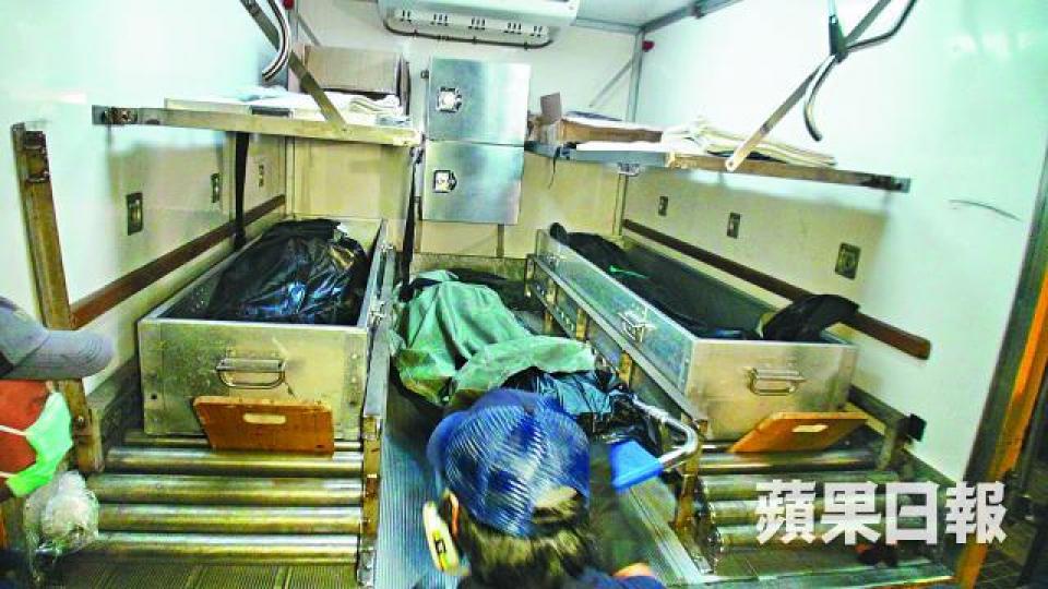 ■三具死者遺體由黑箱車運走。 姜偉康攝■警方撿走罐裝氣體及兇刀調查。■到訪單位揭發命案的親友，在警車上協助調查。黎家駒攝