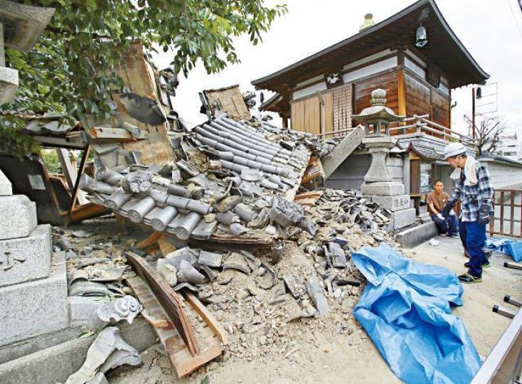 ■大阪地震在多處造成破壞，大阪府茨木市妙德寺的山門倒塌。美聯社