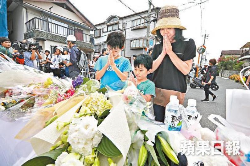 【高槻市】■大批市民昨帶同鮮花和飲品等,向遭學校圍牆倒塌壓死的女童致哀。謝榮耀攝 【高槻市】■大批市民昨帶同鮮花和飲品等,向遭學校圍牆倒塌壓死的女童致哀。謝榮耀攝