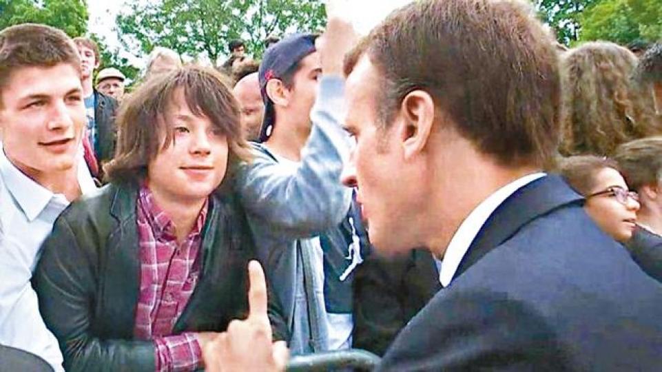 ■馬克龍手指指教訓男生。 ■馬克龍手指指教訓男生。