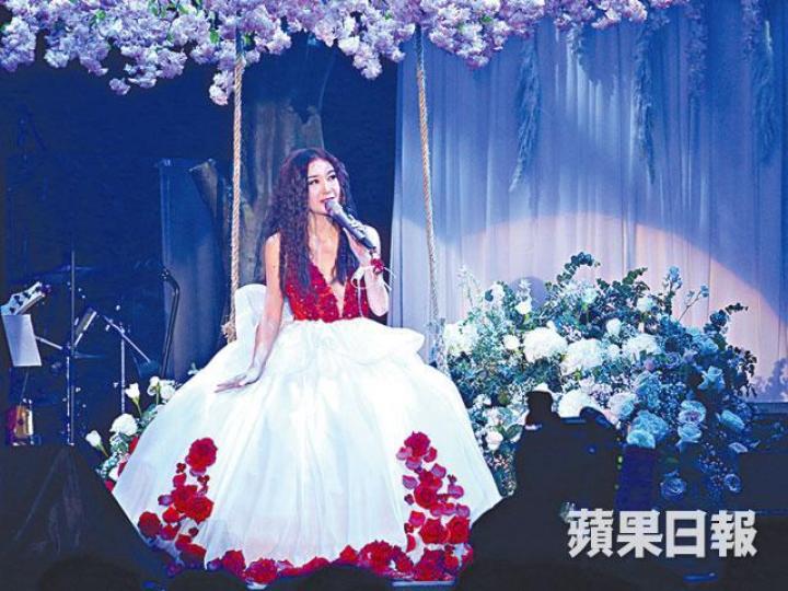 ■溫碧霞着性感deep V裙開處女騷,高音穩定唱得不錯。 ■溫碧霞着性感deep V裙開處女騷,高音穩定唱得不錯。
