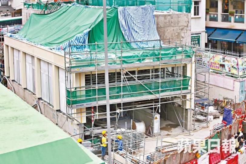 ■沙中綫土瓜灣站再揭「削筋」,港鐵要求承建商鑿開牆身檢查。黃耀興攝 ■沙中綫土瓜灣站再揭「削筋」,港鐵要求承建商鑿開牆身檢查。黃耀興攝