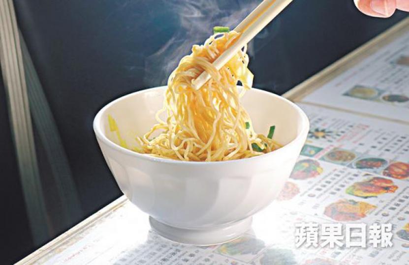■竹升麵靠打,麵質有彈性。■72歲的劉家湛喜歡邊跳「竹升舞」,邊哼着自選粵曲,有「竹升舞王」之稱。■切麵條機依舊是這一部,但劉師傅說因為噪音被投訴,不可以晨早開工。■灣仔永華屹立逾半世紀,今年8月31日正式光榮結業。 ■竹升麵靠打,麵質有彈性。■72歲的劉家湛喜歡邊跳「竹升舞」,邊哼着自選粵曲,有「竹升舞王」之稱。■切麵條機依舊是這一部,但劉師傅說因為噪音被投訴,不可以晨早開工。■灣仔永華屹立逾半世紀,今年8月31日正式光榮結業。