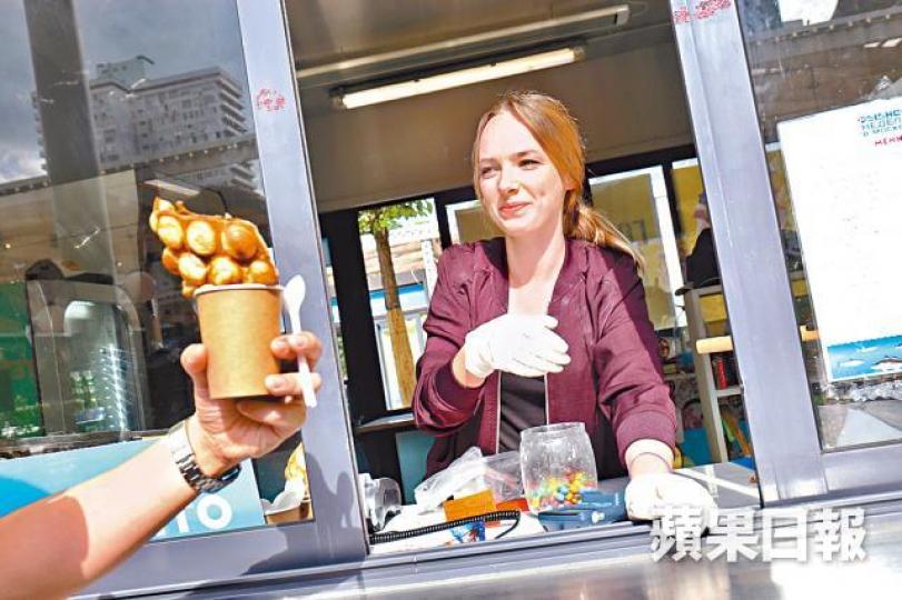 ■港式窩夫實為雞蛋仔加雪糕,由店員即叫即製。 ■港式窩夫實為雞蛋仔加雪糕,由店員即叫即製。