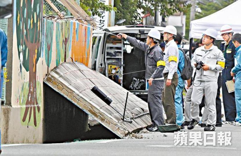 ■政府人員在發生奪命塌牆事故現場調查。謝榮耀攝 ■政府人員在發生奪命塌牆事故現場調查。謝榮耀攝