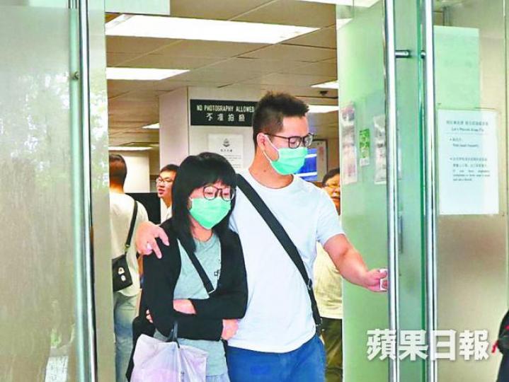 ■彭家長女在親友陪同下認屍,神情哀傷。周鴻熙攝 ■彭家長女在親友陪同下認屍,神情哀傷。周鴻熙攝