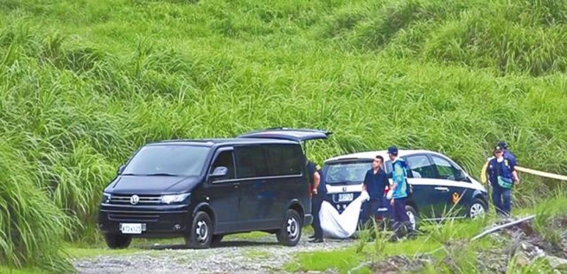 ■警方帶陳男找尋死者殘肢。台灣《蘋果日報》■陳伯謙求愛不成肢解高女。 ■警方帶陳男找尋死者殘肢。台灣《蘋果日報》■陳伯謙求愛不成肢解高女。