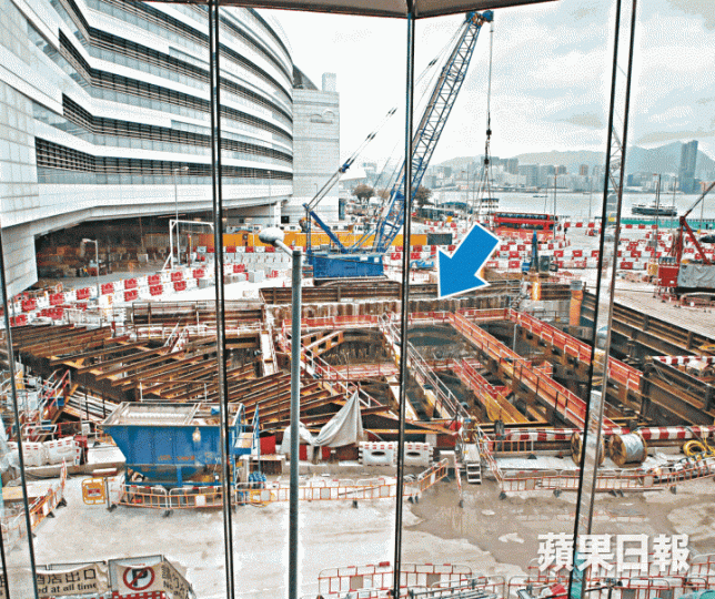 ■港鐵沙中綫會展站有連續牆被揭前後調轉安裝(箭嘴示),位置屬將來車站範圍以內。夏家朗攝港鐵主席馬時亨 ■港鐵沙中綫會展站有連續牆被揭前後調轉安裝(箭嘴示),位置屬將來車站範圍以內。夏家朗攝港鐵主席馬時亨