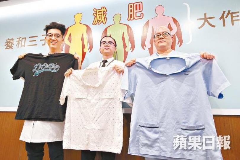 ■左起:Ben、Terry和Josiah手持減肥前的衣服,以證與現時身形有明顯差別。馬泉崇攝 ■左起:Ben、Terry和Josiah手持減肥前的衣服,以證與現時身形有明顯差別。馬泉崇攝