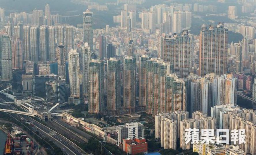 ■來自內地的單程證人口、專才、學生不斷湧入香港,霸佔大量公屋,搶貴私樓樓價和租金。 資料圖片 ■來自內地的單程證人口、專才、學生不斷湧入香港,霸佔大量公屋,搶貴私樓樓價和租金。 資料圖片