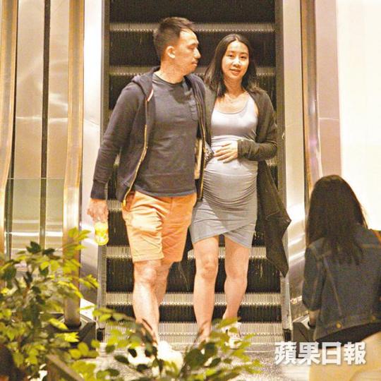 ■吳雨霏今個月初挺着大大的肚子跟丈夫睇戲。資料圖片■Kary胞弟昨日傍晚現身醫院,但對提問不發一言。 ■吳雨霏今個月初挺着大大的肚子跟丈夫睇戲。資料圖片■Kary胞弟昨日傍晚現身醫院,但對提問不發一言。