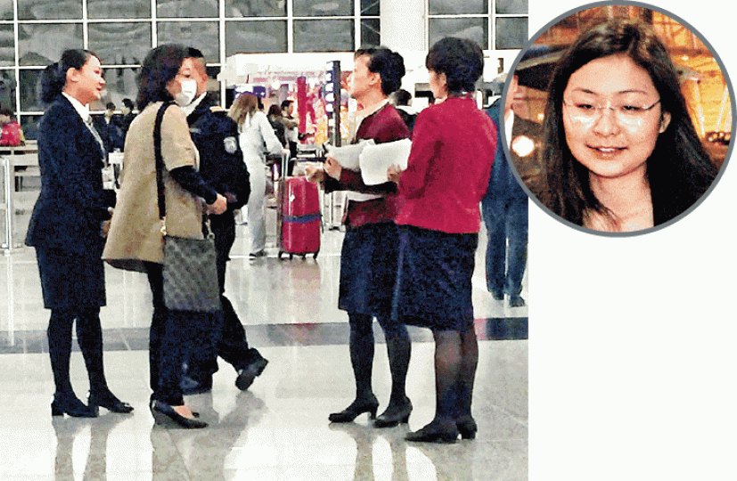 ■梁唐青儀(左二)前年為其幼女梁頌昕(圓圖)與職員交涉。 ■梁唐青儀(左二)前年為其幼女梁頌昕(圓圖)與職員交涉。