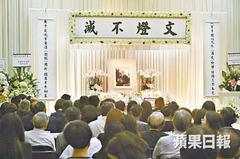 ■劉以鬯昨晚設靈,靈堂以白色為主調。黎樹雄攝劉以鬯 ■劉以鬯昨晚設靈,靈堂以白色為主調。黎樹雄攝劉以鬯