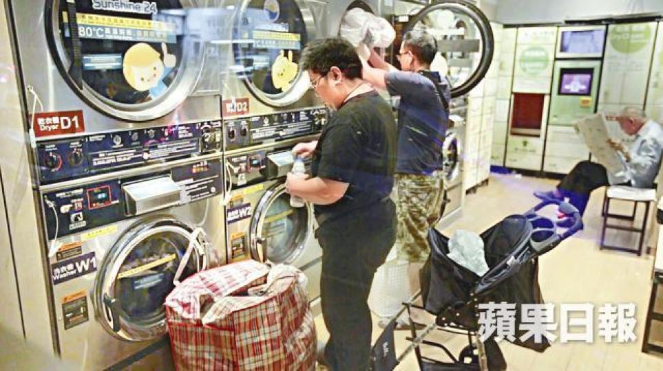 ■24小時營業的自助洗衣店內,越夜越多人來洗衣,有長者帶報紙解悶。 ■24小時營業的自助洗衣店內,越夜越多人來洗衣,有長者帶報紙解悶。