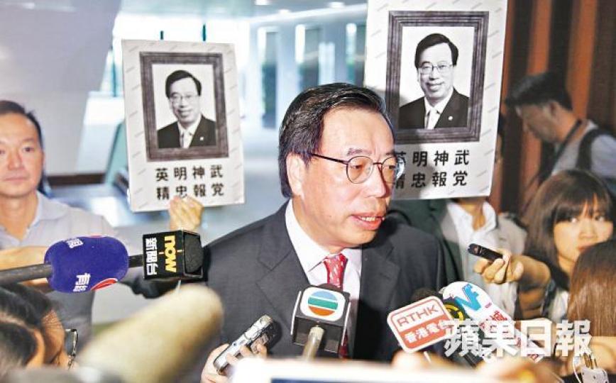 ■梁君彥受訪時,泛民議員高舉寫有「英明神武精忠報黨」的黑白照。黃文邦攝■多名泛民議員背對梁君彥,並高喊「梁君彥,濫權可恥!」。何頴賢攝 ■梁君彥受訪時,泛民議員高舉寫有「英明神武精忠報黨」的黑白照。黃文邦攝■多名泛民議員背對梁君彥,並高喊「梁君彥,濫權可恥!」。何頴賢攝