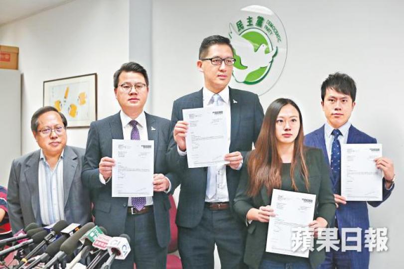 ■民主黨昨舉行「天下為公」記者會,稱藉英律師行尋找梁振英涉貪真相。梁振英 ■民主黨昨舉行「天下為公」記者會,稱藉英律師行尋找梁振英涉貪真相。梁振英