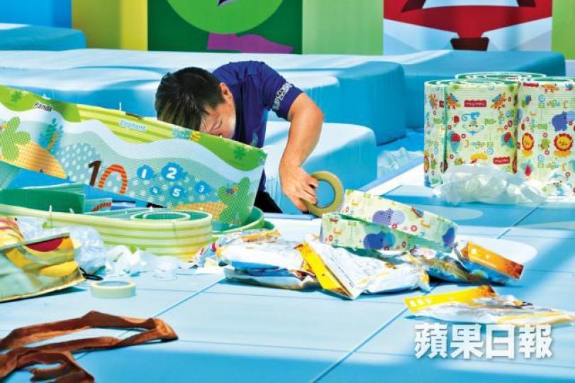 ■主辦單位事後派人加固防撞膠墊。 ■主辦單位事後派人加固防撞膠墊。