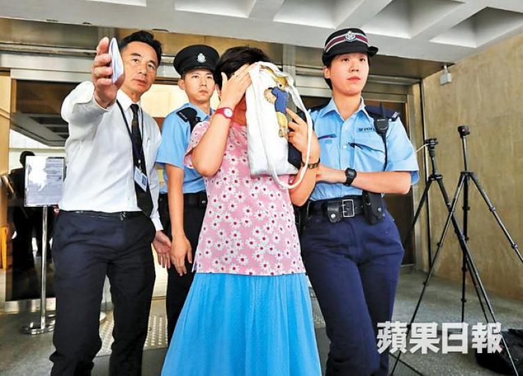 ■賴姓女子昨日涉向法官掟銀仔,被警方拘捕。朱永倫攝 ■賴姓女子昨日涉向法官掟銀仔,被警方拘捕。朱永倫攝
