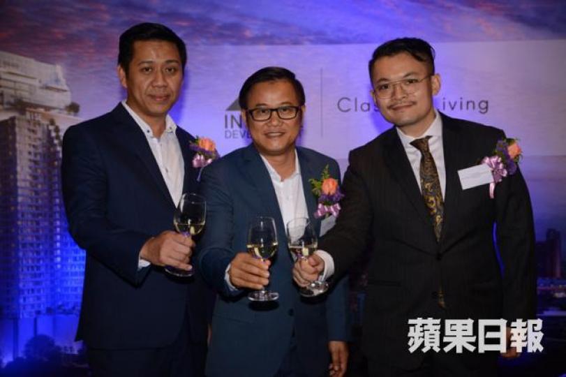 ■泰國房地產商奧英行政總裁Thanakorn Thanawarith(中)認同本港樓價高企,但相信樓市不存在泡沫。 ■泰國房地產商奧英行政總裁Thanakorn Thanawarith(中)認同本港樓價高企,但相信樓市不存在泡沫。