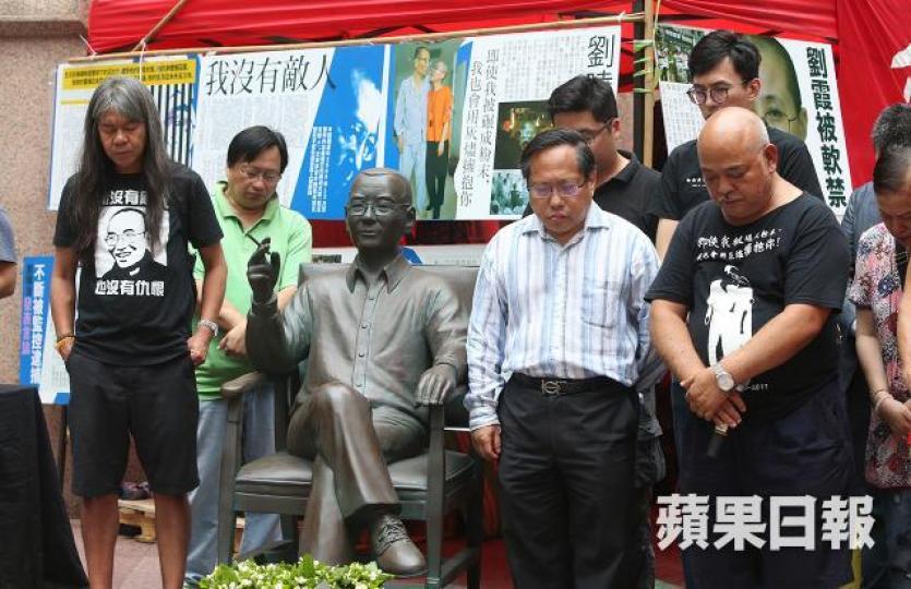 ■社民連上周在銅鑼灣時代廣場的露天公共空間,為劉曉波銅像揭幕。 資料圖片 ■社民連上周在銅鑼灣時代廣場的露天公共空間,為劉曉波銅像揭幕。 資料圖片