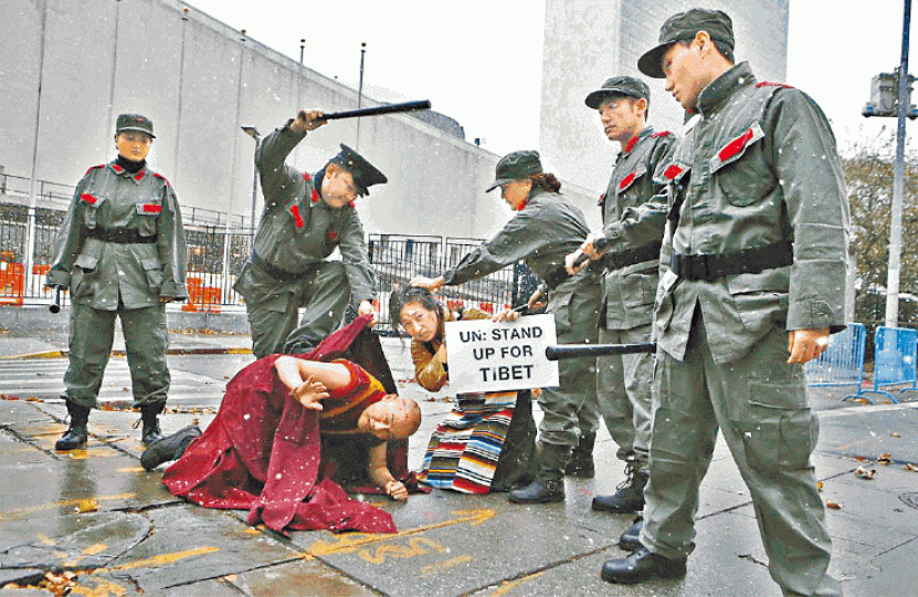 ■中國前年入選為理事國後,示威者扮成紅衞兵欺壓藏人。 資料圖片 ■中國前年入選為理事國後,示威者扮成紅衞兵欺壓藏人。 資料圖片