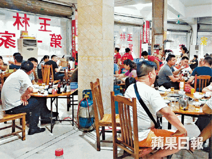 ■不少人專程到玉林吃狗肉。■北流鎮有黑超男運來疑似貴婦狗,花錢找人宰殺。《蘋果》記者攝 ■不少人專程到玉林吃狗肉。■北流鎮有黑超男運來疑似貴婦狗,花錢找人宰殺。《蘋果》記者攝