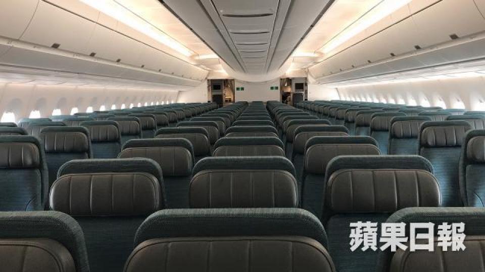 ■有乘客指經濟客艙的椅背枕非常柔軟,猶如真枕頭一樣。 ■有乘客指經濟客艙的椅背枕非常柔軟,猶如真枕頭一樣。