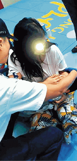 ■意外發生後救護員到場,母親緊抱受傷幼童。互聯網■受傷幼童傷口須縫針。■「體感浮床」昨續開放,出事位置(箭嘴示)未有被圍封。李潤芳攝 ■意外發生後救護員到場,母親緊抱受傷幼童。互聯網■受傷幼童傷口須縫針。■「體感浮床」昨續開放,出事位置(箭嘴示)未有被圍封。李潤芳攝