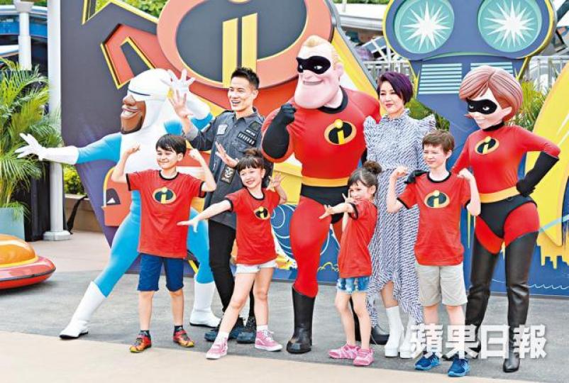 ■楊千嬅同老公丁子高噚日現身香港迪士尼樂園,分享為動畫電影《超人特工隊2》配音趣事。■丁子高笑住話以後嗌交會學超能先生裝兇作勢,仲嗌千嬅彈開。 ■楊千嬅同老公丁子高噚日現身香港迪士尼樂園,分享為動畫電影《超人特工隊2》配音趣事。■丁子高笑住話以後嗌交會學超能先生裝兇作勢,仲嗌千嬅彈開。