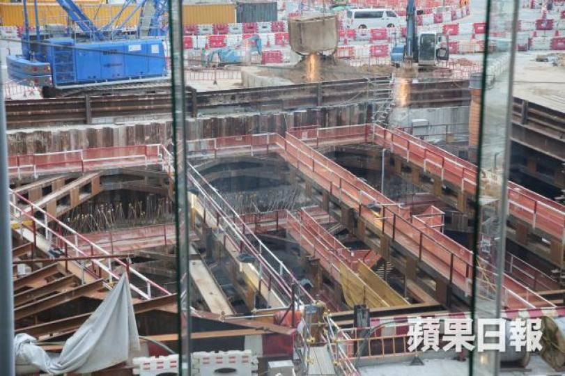 ■沙中綫會展站地盤被揭將鋼筋鐵籠正反調轉安裝。 ■沙中綫會展站地盤被揭將鋼筋鐵籠正反調轉安裝。