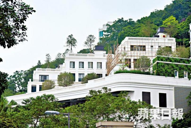 ■山頂白加道35號屋地於八年前由李家誠一舉以18.2億元投得。黃偉傑攝■李兆基■四叔一家一直只居住於中半山麥當勞道惠苑頂層四層複式。資料圖片 ■山頂白加道35號屋地於八年前由李家誠一舉以18.2億元投得。黃偉傑攝■李兆基■四叔一家一直只居住於中半山麥當勞道惠苑頂層四層複式。資料圖片