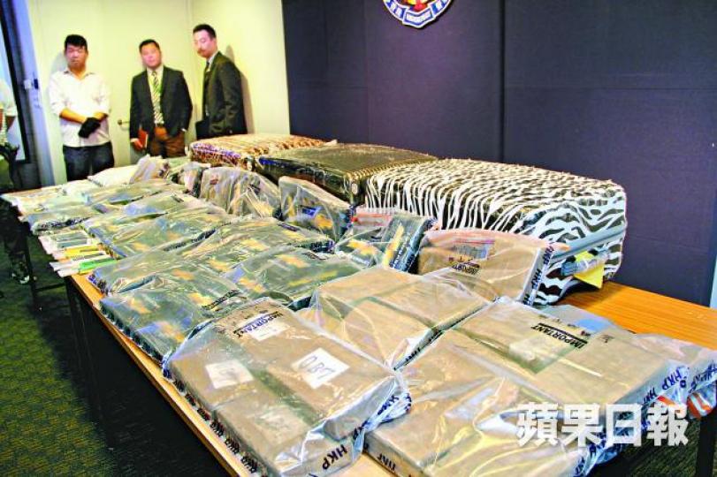 ■警方前年向記者展示撿獲的101公斤可卡因。 ■警方前年向記者展示撿獲的101公斤可卡因。